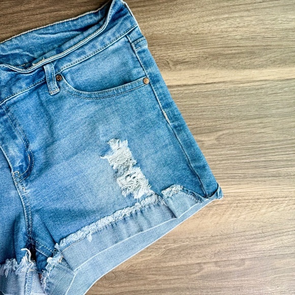 Celebrity Pink Distressed Mid-Rise Fringe-Cuff Denim Shorts – Size 9 / 29 - Picture 7 of 10